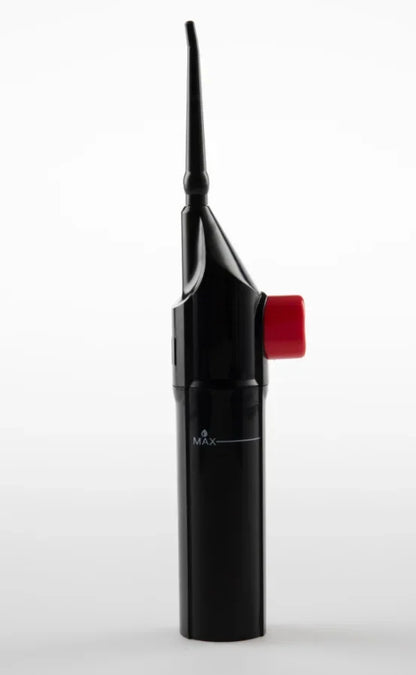 Irrigador oral portátil para a limpeza dos dentes